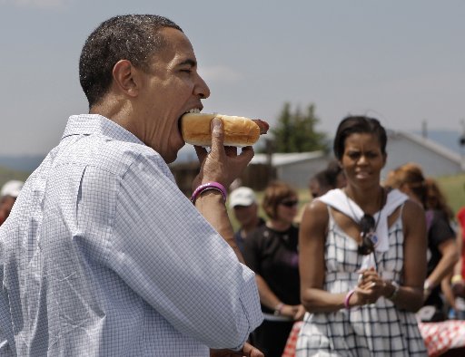 http://niacblog.files.wordpress.com/2009/06/obama-hot-dog-july-4-2008-butte-mt-ap.jpg